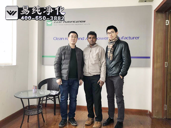 無(wú)錫易純凈化工程經(jīng)理與外貿(mào)人員及國(guó)外客戶合影留念 無(wú)錫易純凈化工程經(jīng)理與外貿(mào)人員及國(guó)外客戶合影留念